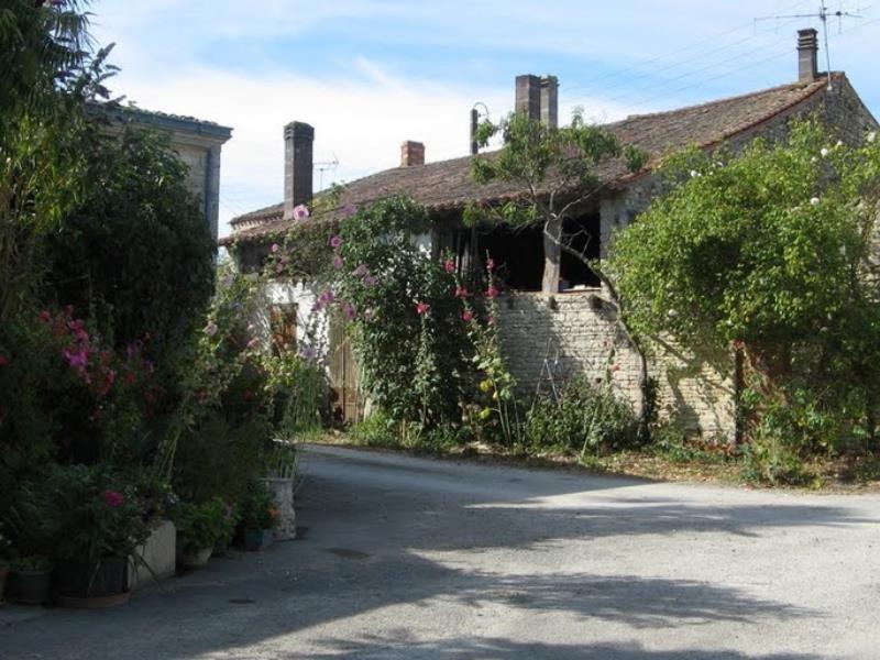 Le village-rue de Monfaucon à Saint-Hilaire-la-Palud