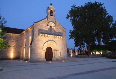 L'église Saint-Pierre illuminée
