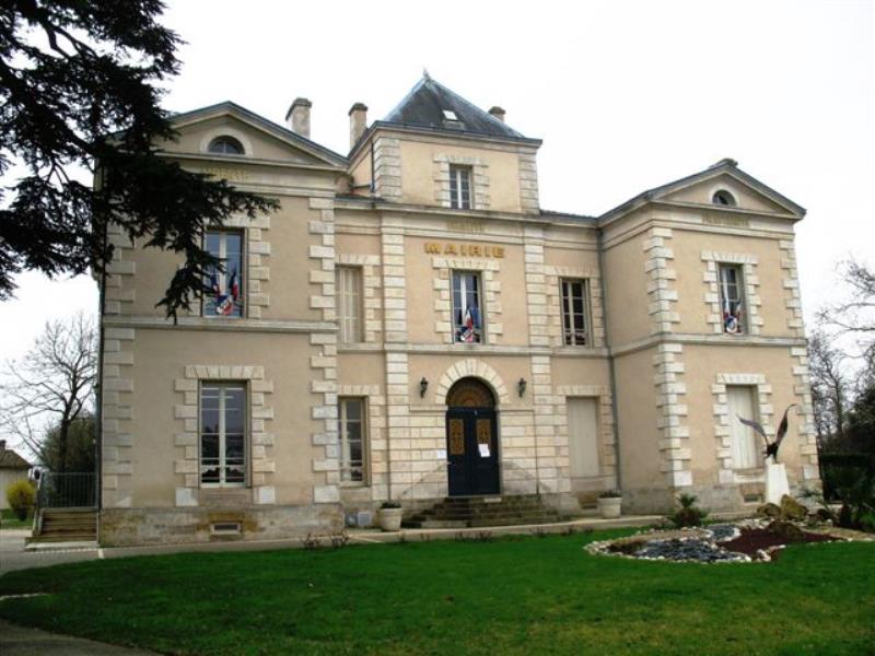 La mairie, ancien château de La Barre