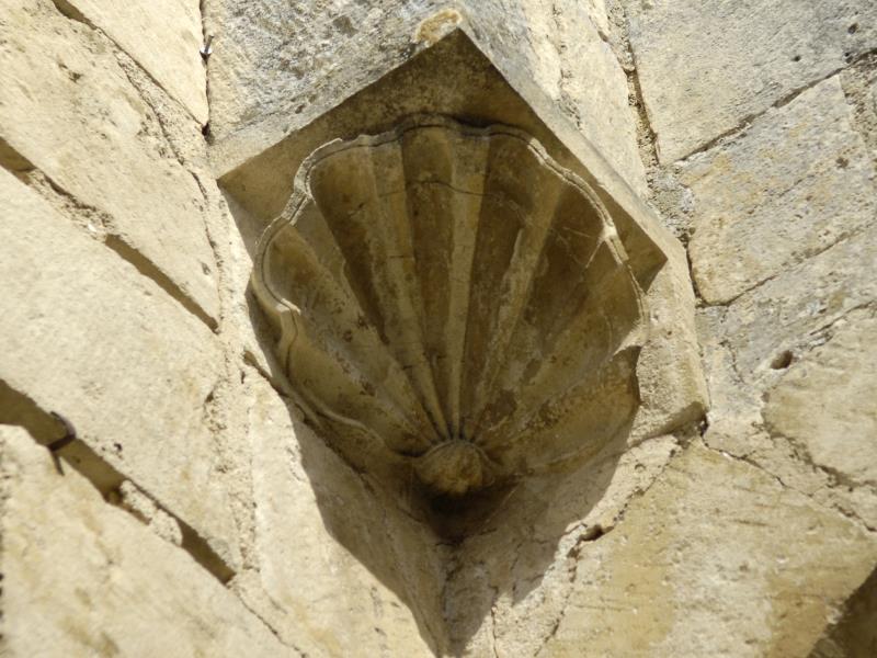 La coquille sculptée à droite de l’ancienne porte sud de l'église