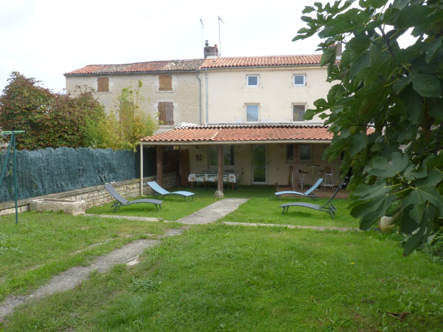 La terrasse couverte et le jardin