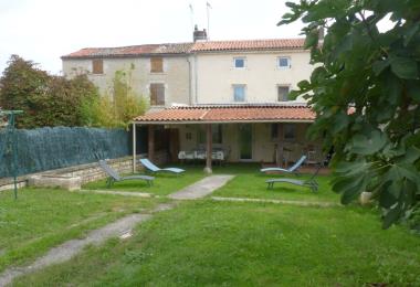 La terrasse couverte et le jardin