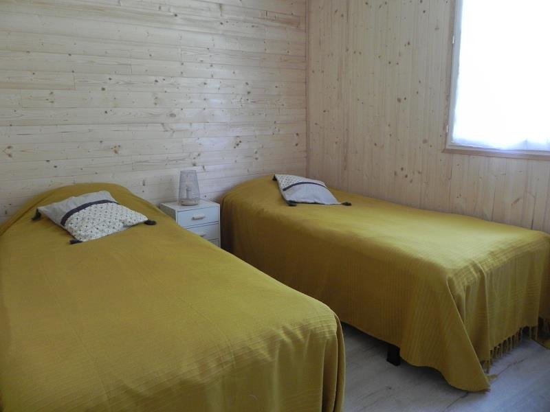 Chambre avec deux lits simples +commode