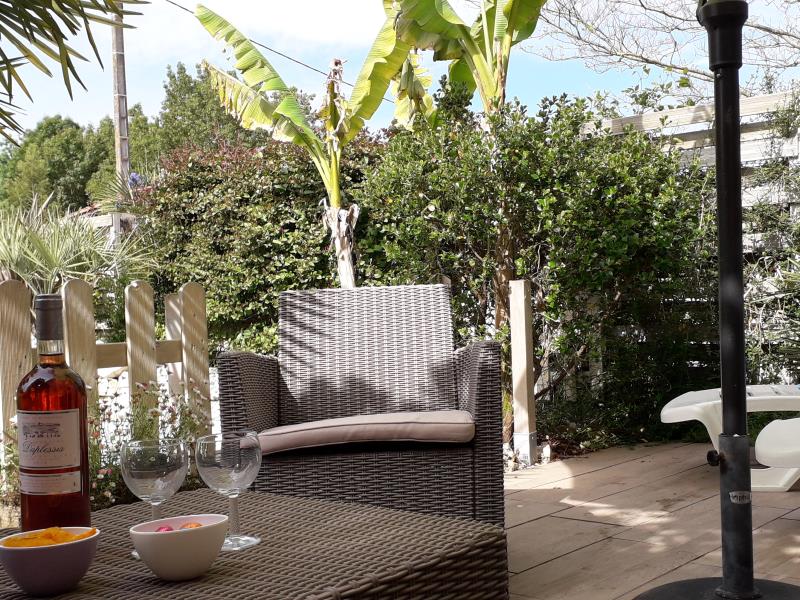 Terrasse privée avec salon de jardin, transats, parasol