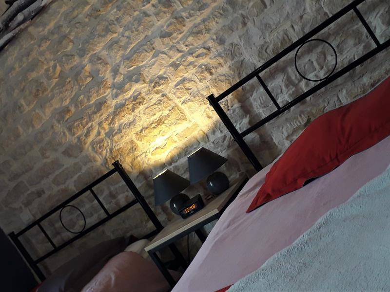 table et lampes de chevet, radio reveil