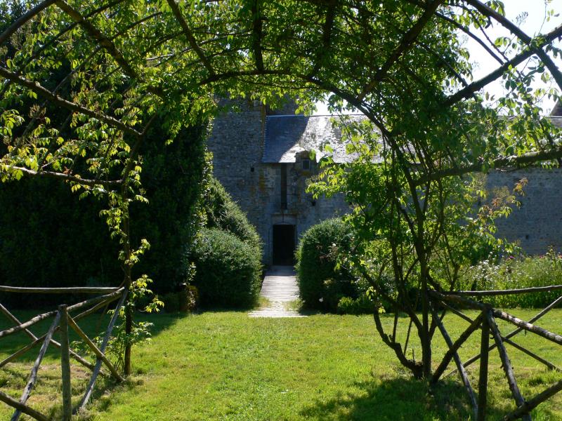 Beaulieu sous Parthenay - La Guyonnière entrez dans un jardin médiéval