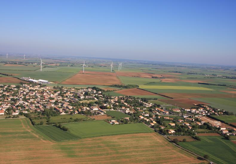 Vue aérienne de la commune de Saint-Rémy-en-Plaine