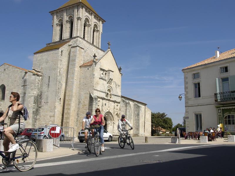 L'église Saint-Pierre de Frontenay-Rohan-Rohan