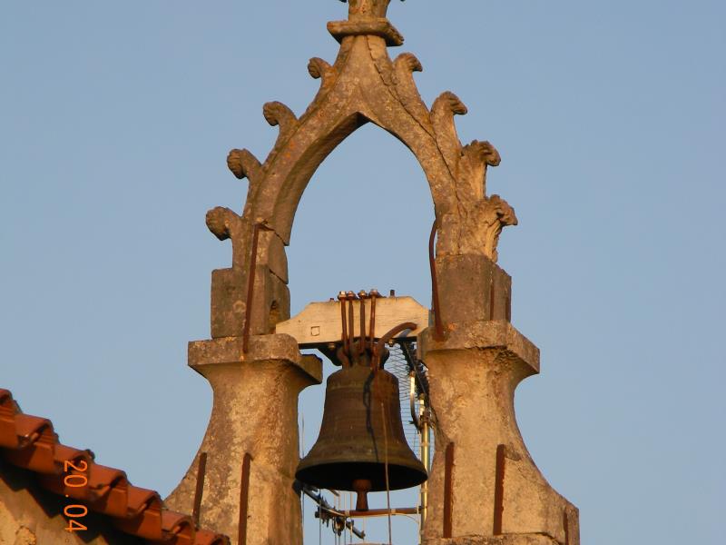 Le clocher-mur de l'église de Priaires