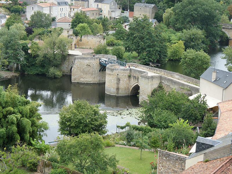 Pont des chouans patrimoine bati Thouars Thouarsais Nouvelle Aquitaine.jpg_1