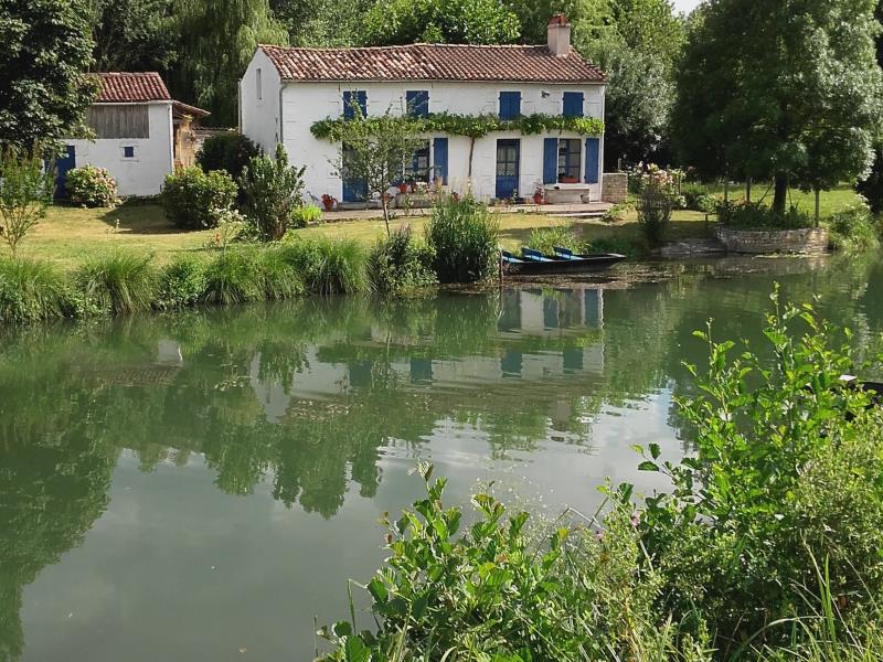 La maison aux volets bleus à Coulon