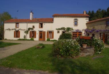 la-foret-sur-sevre-gite-le-bissut-facade.jpg_2