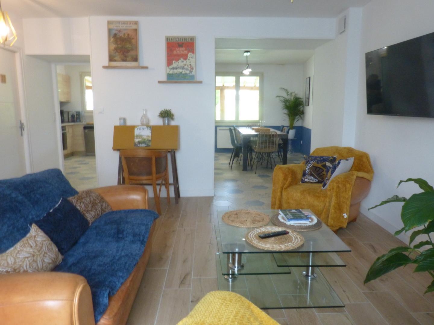 Le salon avec vue sur la cuisine