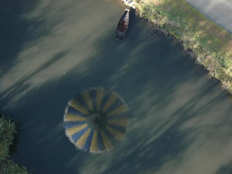 Reflet de la montgolfière dans l'eau