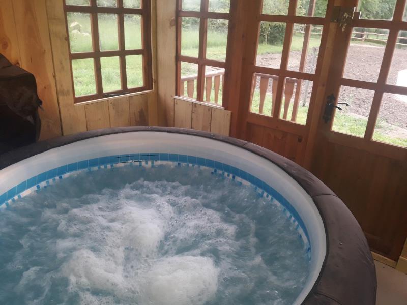 bressuire-la-chaudronniere-jacuzzi.jpg_3