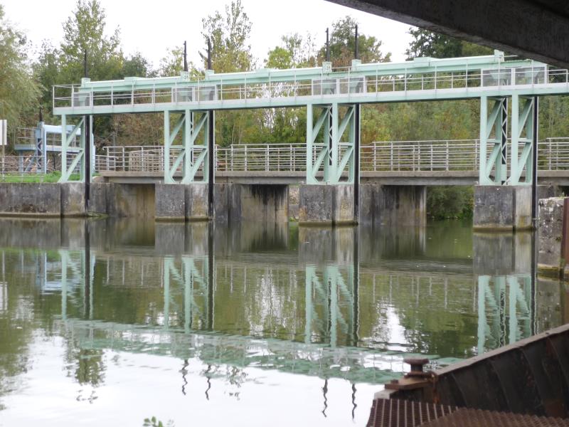 Le barrage-écluse de la Sotterie à Coulon