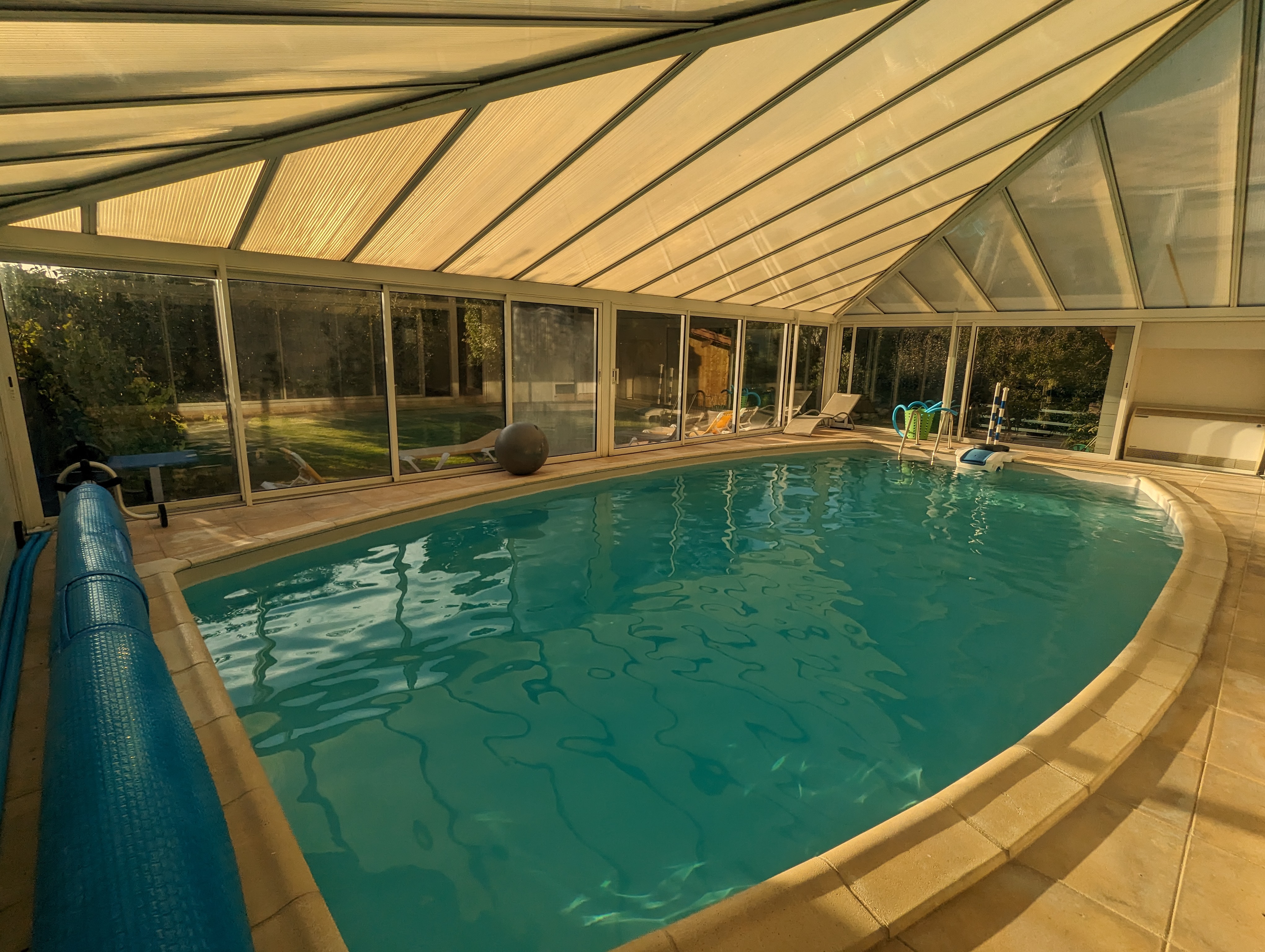 La piscine couverte et chauffée