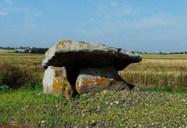 Dolmen megalithe patrimoine culturel puyravault St leger de montbrun Thouarsais
