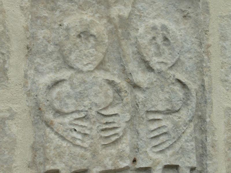 Une des quatre sculptures préromanes de la façade 