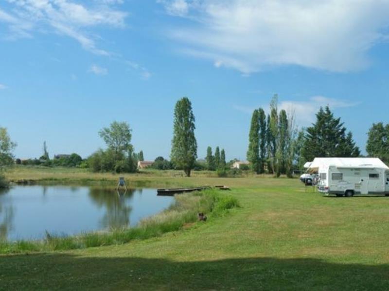 Aire-de-services-camping-car-Etang-des-Daudieres-Mauze-Thouarsais-Thouars-Deux-Sevres-Nouvelle-Aquitaine