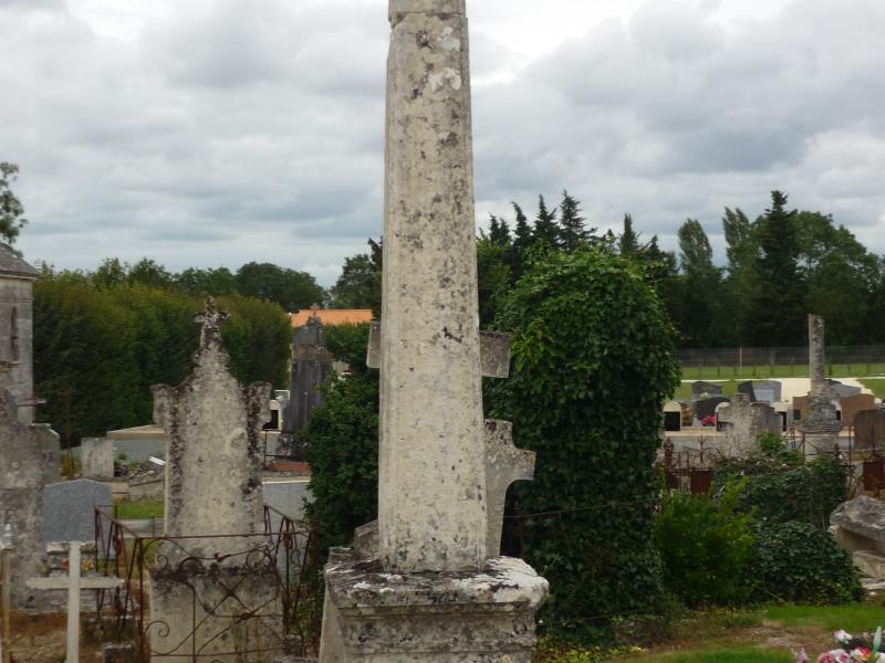 La croix hosannière de 1771 dans le cimetière