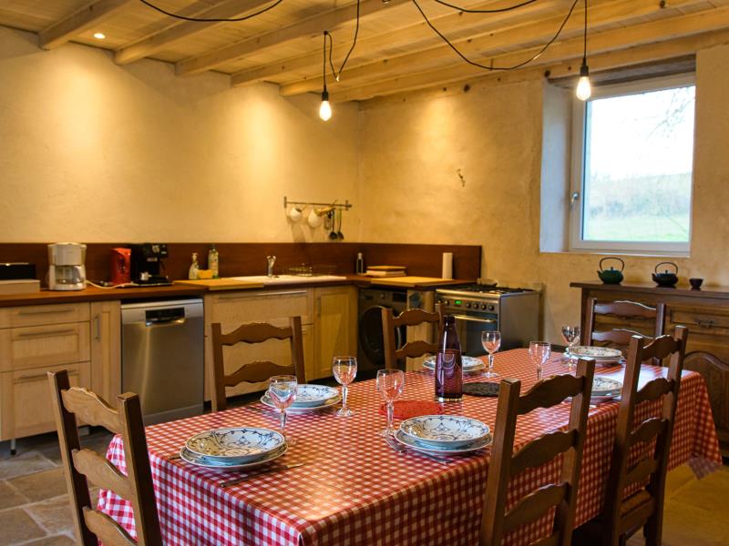 La cuisine équipée et une grande table pour y prendre vos repas.