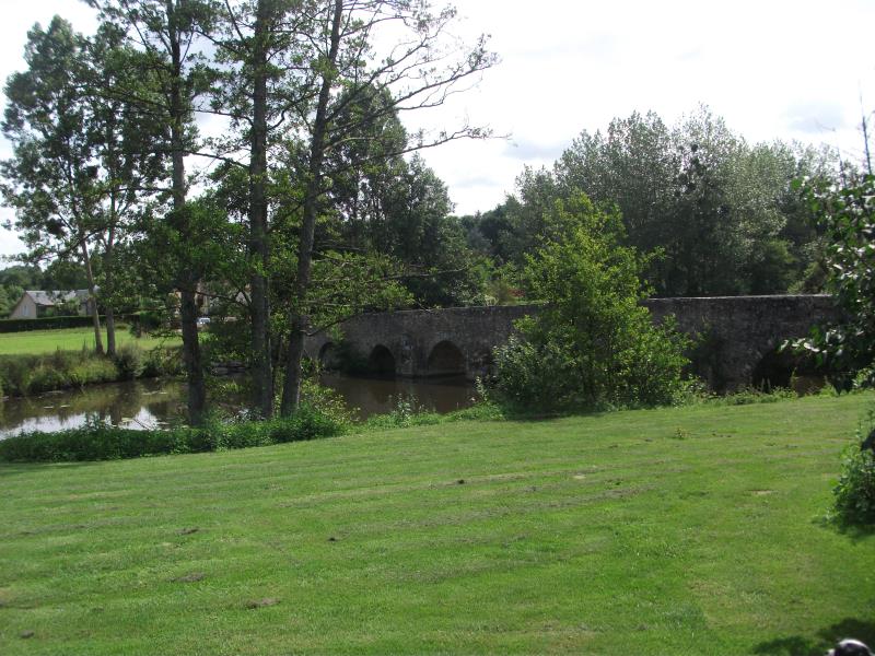 Parc au bord de la riviere avec vue sur le pont Roman