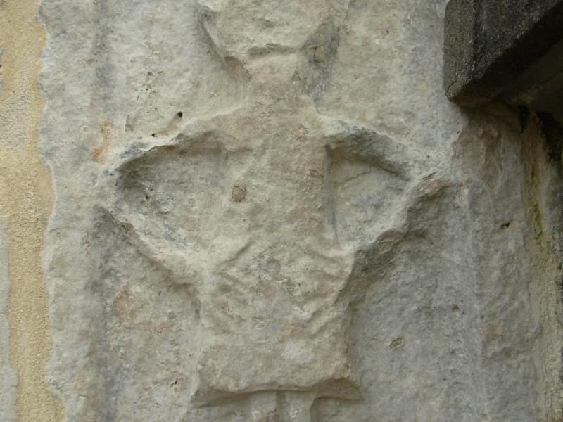 Une des quatre sculptures préromanes de la façade