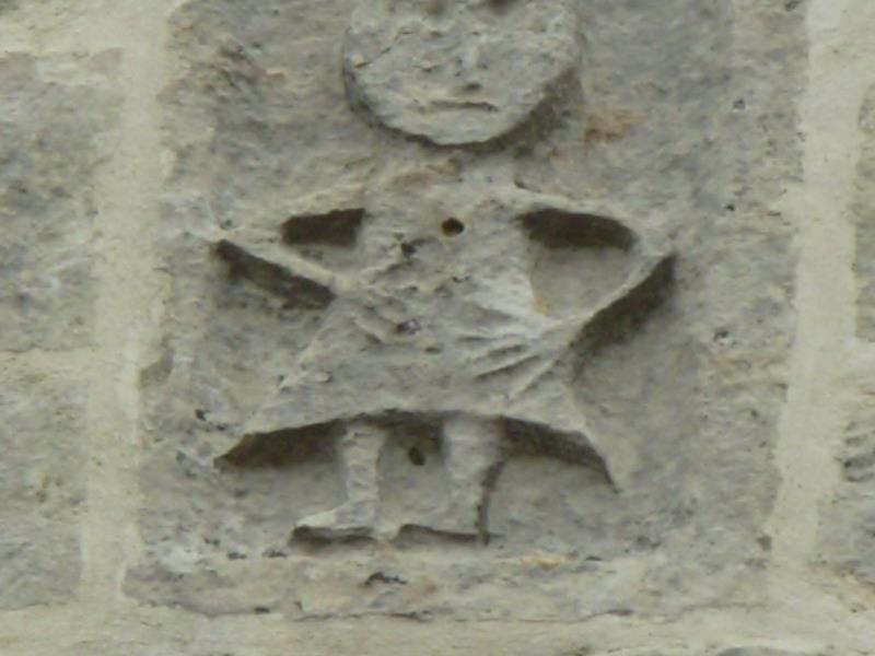 Une des quatre sculptures préromanes de la façade