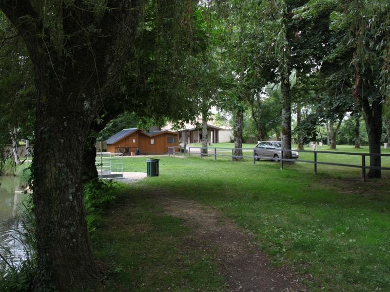 Camping-Lezay-Depuis etang de peche