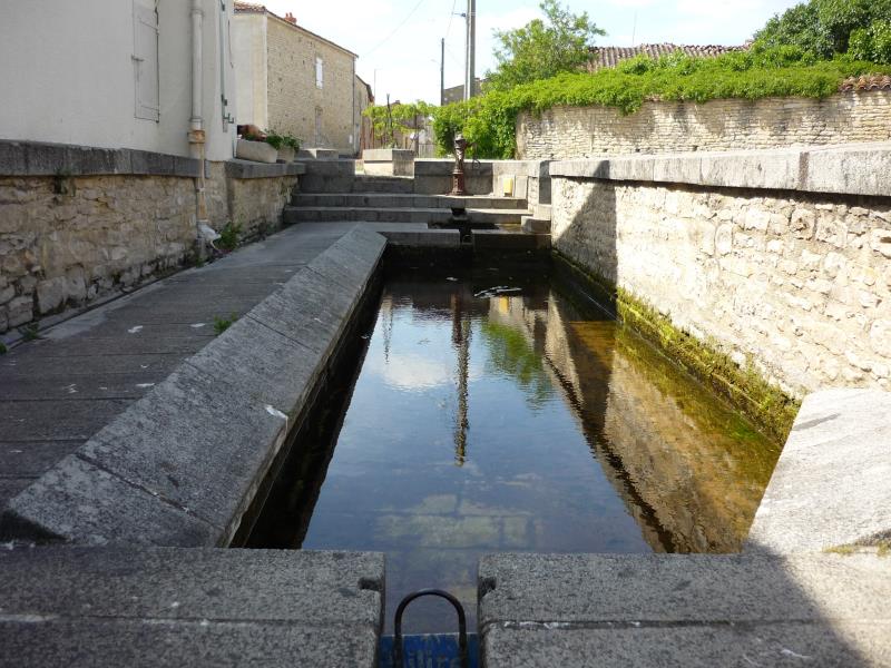 Le lavoir de la Grande Fontaine à Saint-Georges-de-Rex