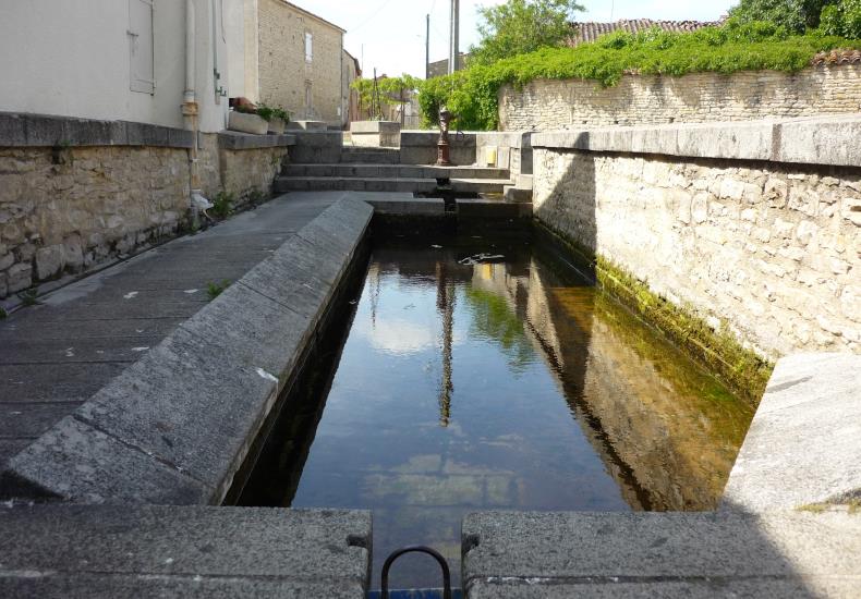 Le lavoir de la Grande Fontaine à Saint-Georges-de-Rex