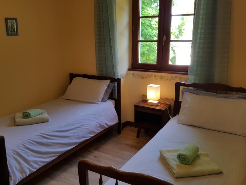 deuxieme chambre 2 lits simple