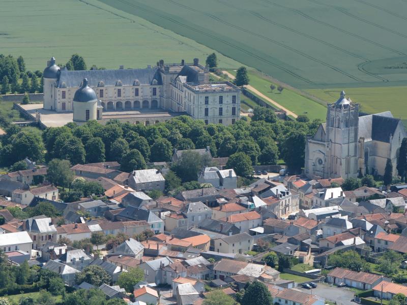Oiron Collégiale et château