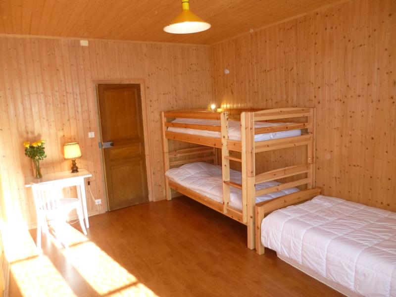 Chambre avec 3 lits dont 2 superposés