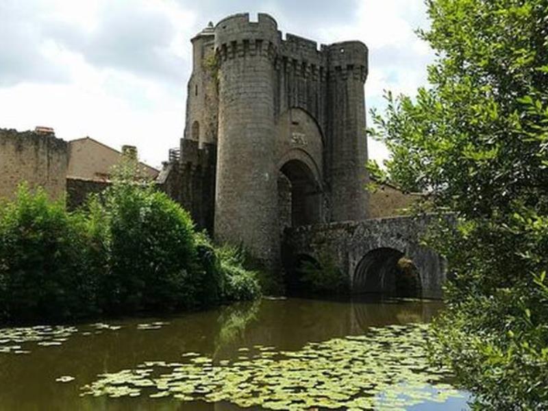 Parthenay (à 15km du gite) -Pont-et-Porte-St-Jacques - quartier médiéval