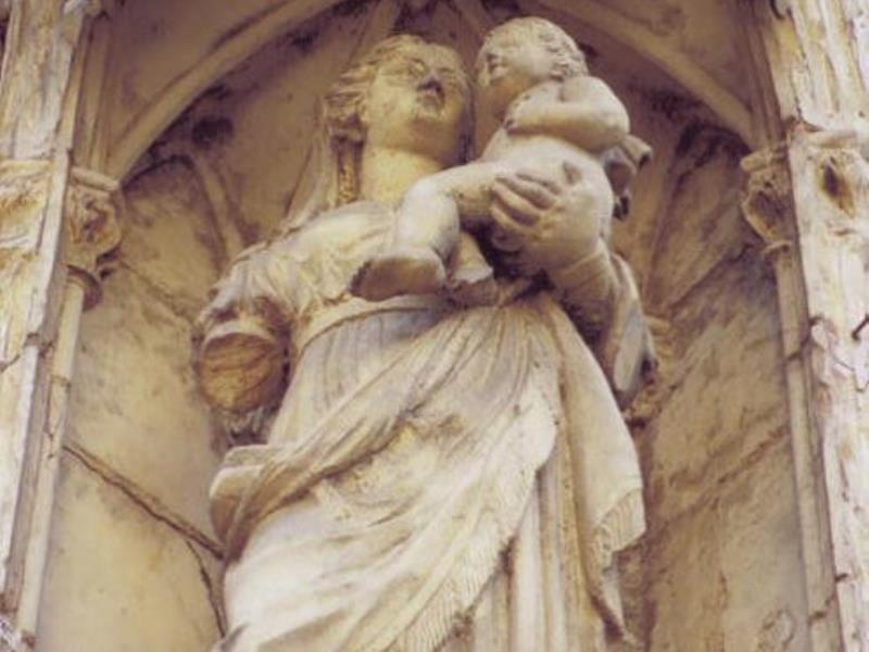 La statue de la Vierge à l'Enfant