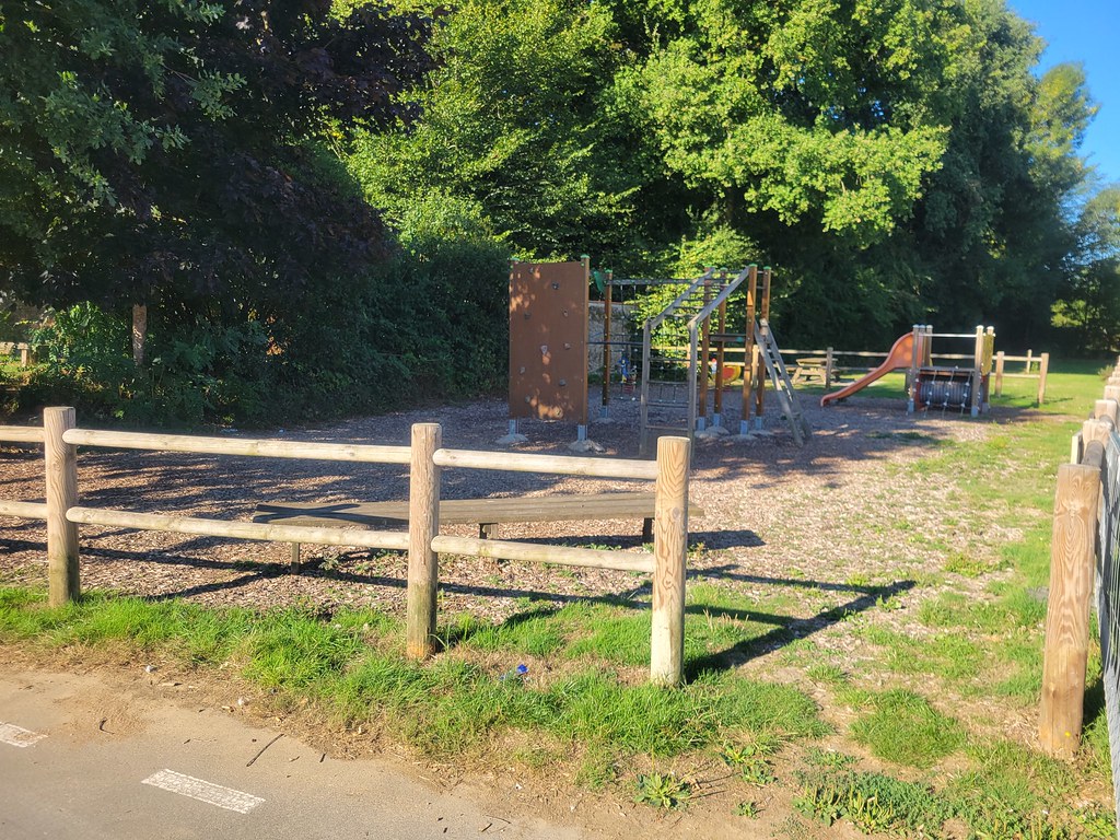 aire-pique-nique-espace-de-la-roche-saint-aubin-de-baubign-mairie-de-maulon-1_54705624905_l