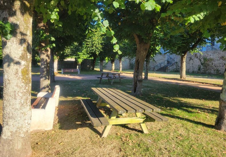 aire-pique-nique-jardin-abbaye-mairie-de-maulon-1_54705624810_l