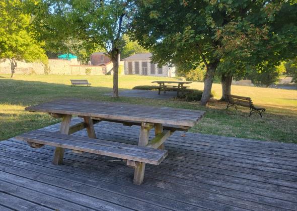 aire-pique-nique-parc-passerelle-mairie-de-maulon-11_54705290431_l