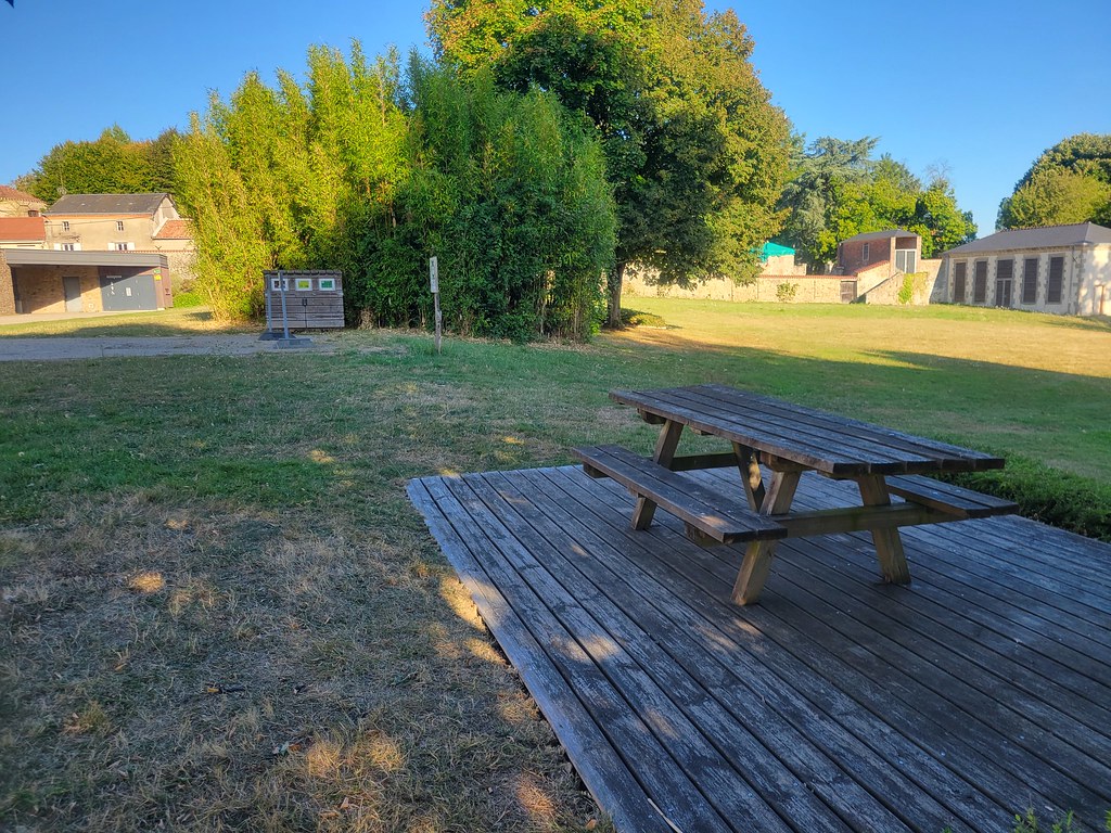 aire-pique-nique-parc-passerelle-mairie-de-maulon-13_54705624495_l