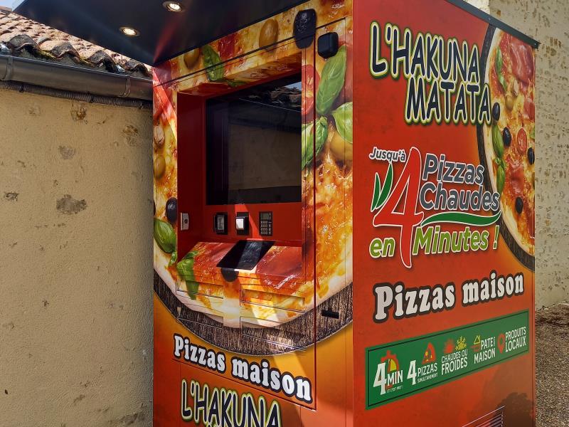 Distributeur automatique de pizzas, 24/24 et 7/7, devant le restaurant