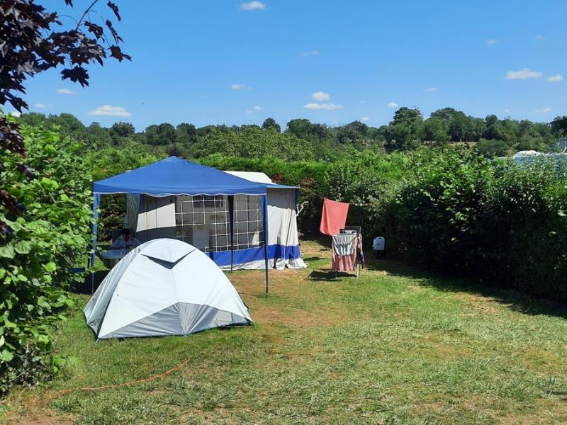emplacement-tente-camping-nord-deux-sevres-argentonnay-camping-au-lac-hautibus
