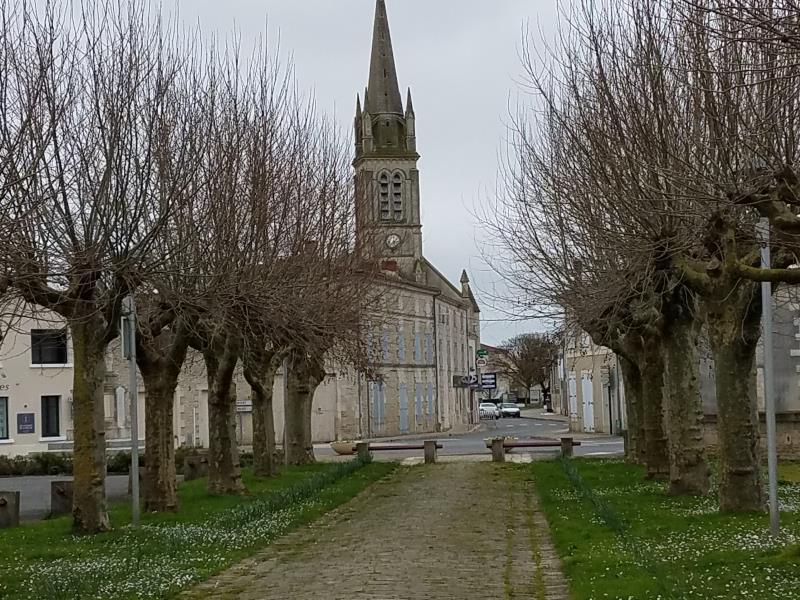 L'allée piétonne menant à la mairie de St-Hilaire-la-Palud
