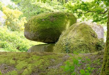 largeasse-rocher-branlant