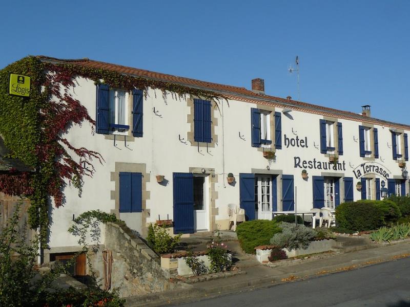 mauleon-hotel-restaurant-la-terrasse-facade1-2