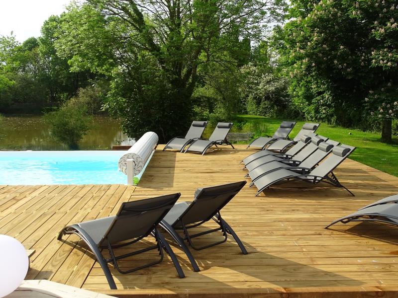 moncoutant-gite-domaine-de-letang-piscine-terrasse