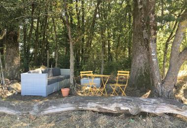 montravers-camping-la-ferme-du-petit-puyaume-salon-de-jardin