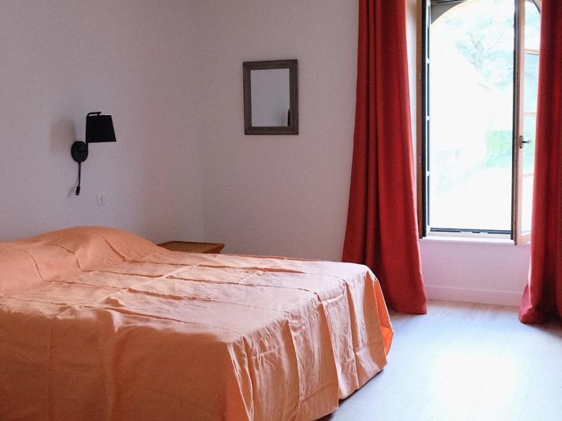 montravers-domaine-la-louisiere-gite-l-etable-chambre1-1