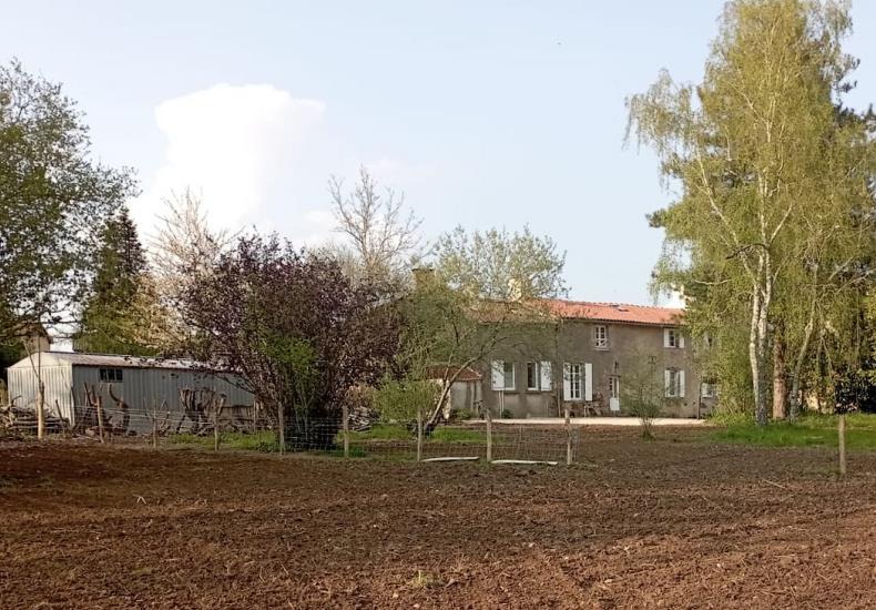 montravers-gite-les-hamacs-facade